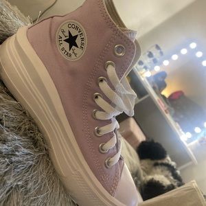 Size 6 lilac platform converse!!! BRAND NEW.